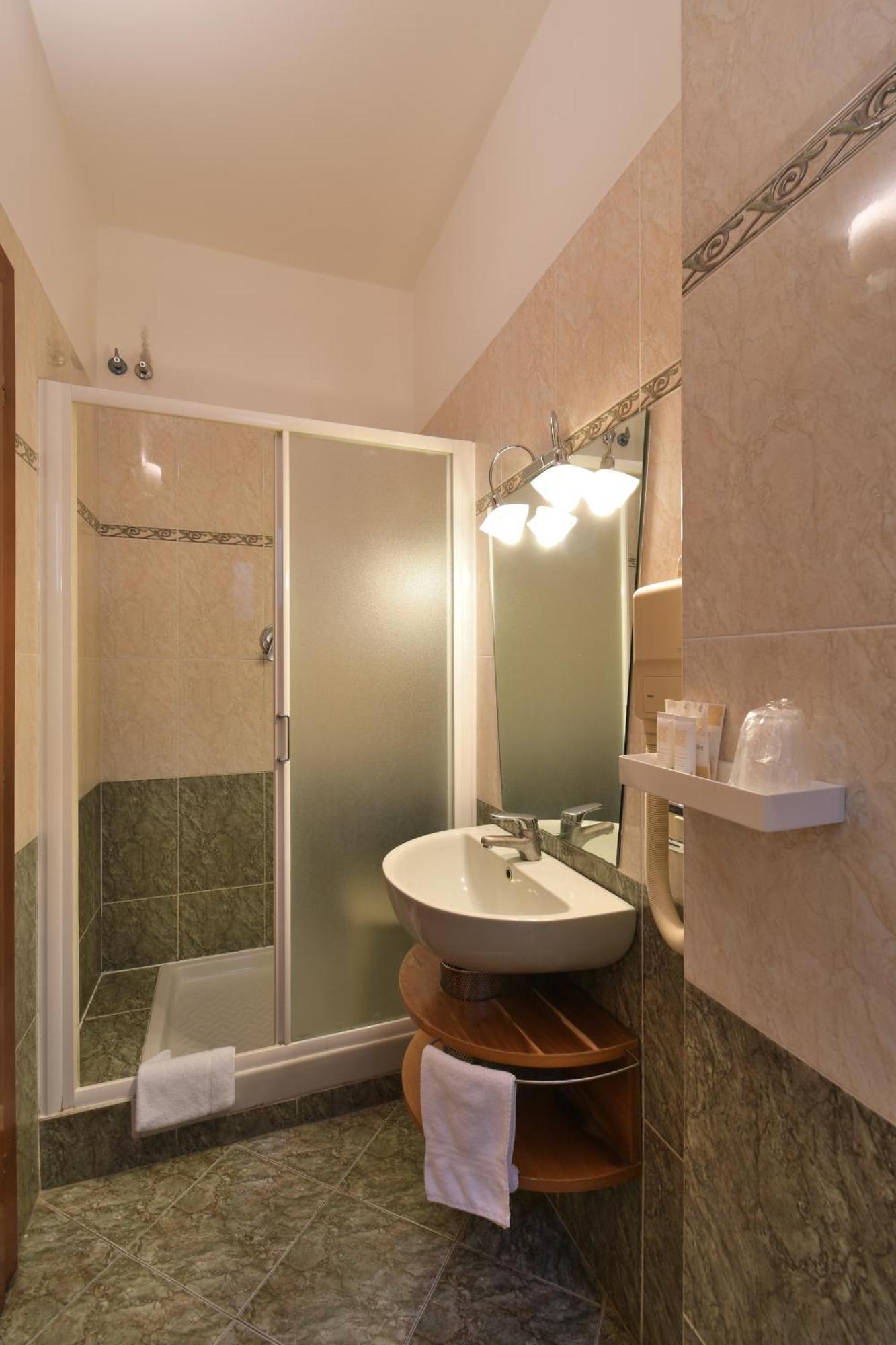 Hotel Cavour Rapallo Exterior photo