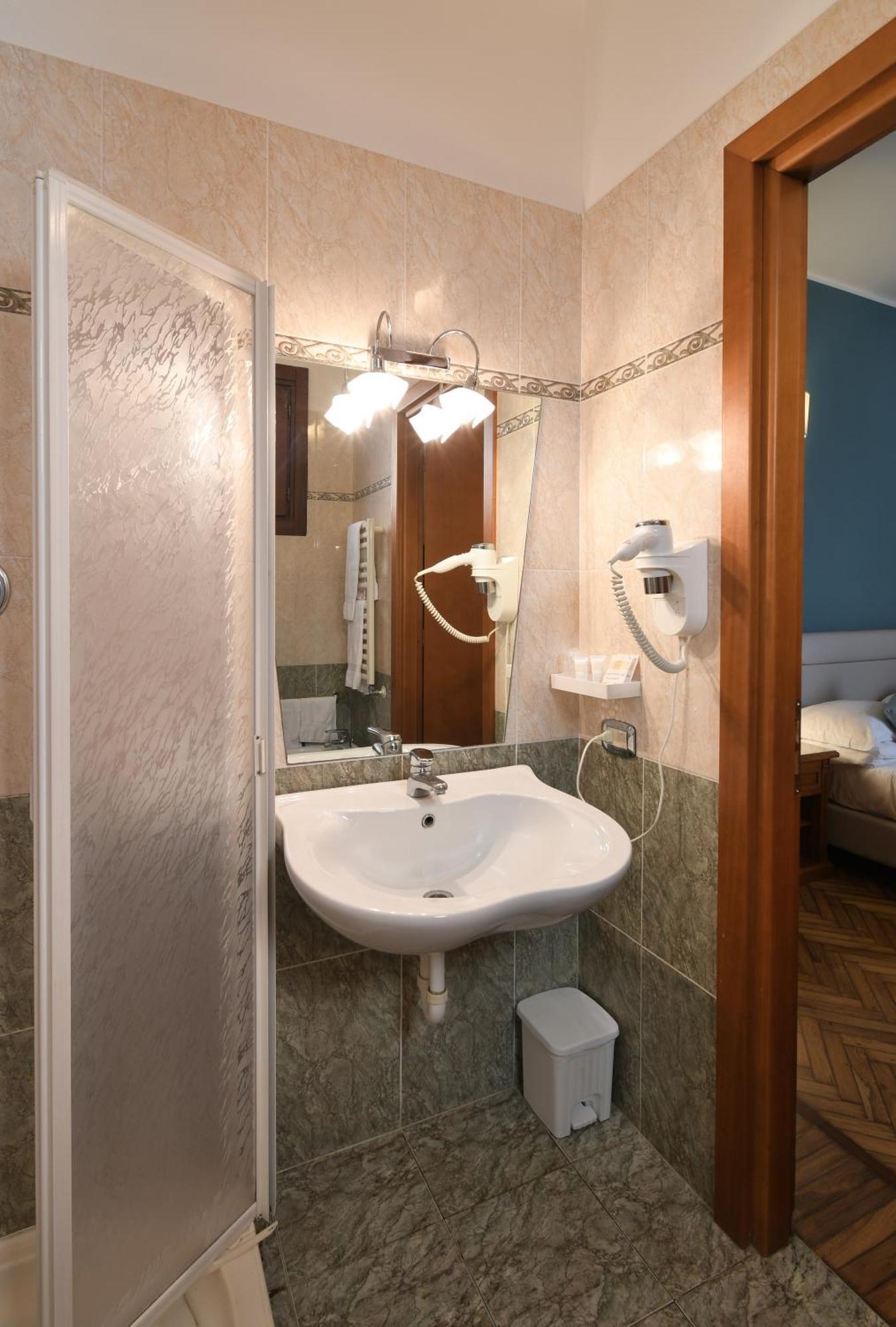 Hotel Cavour Rapallo Exterior photo